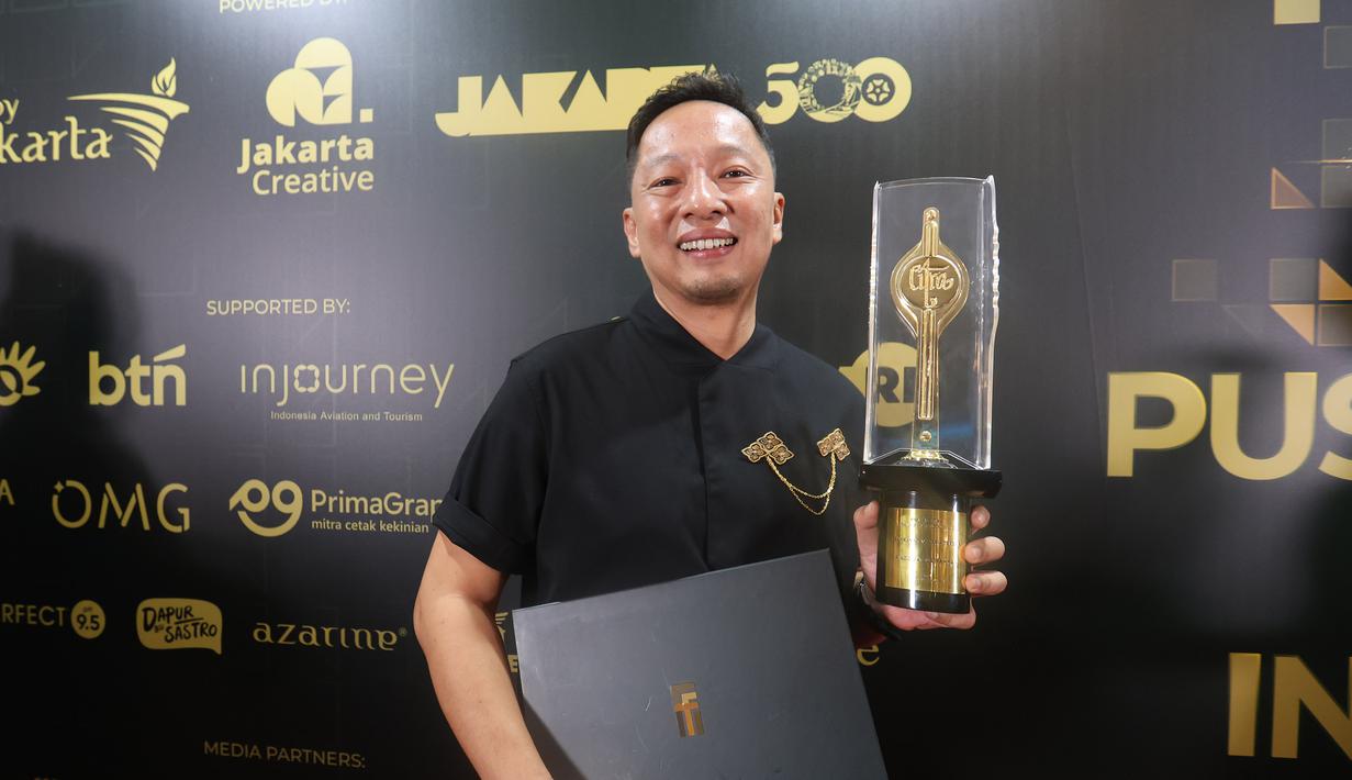 Ringgo Agus Rahman berfoto bersama Piala Citra FFI pada malam penganugerahan di Taman Ismail Marzuki (TIM) Jakarta pada Kamis (20/11/2025) malam. Ringgo Agus Rahman menyabet penghargaan bergengsi ini berkat akting memukaunya dalam film Panggil Aku Ayah. (Kapanlagi.com/Budy Santoso)