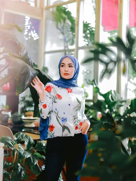 Memiliki kesan penampilan yang selalu glamor dengan outfitnya yang stylish, Imel PC pun tetap tampil keren dengan busana simpel. Seperti mengenakan kemeja floral yang dipadukan dengan hijab dan celana denim yang memiliki warna senada. Dalam outfit simpel ini ia pun terlihat memukau banyak netizen. (Liputan6.com/IG/@imelpc)