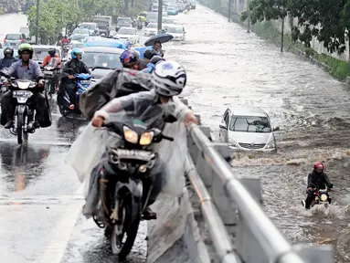 Banjir menyerbu kawasan Senayan di Jl.Pemuda, Taman Ria Senayan, Jakarta, Jumat (30/5/2014) (Liputan6.com/Faizal Fanani)
