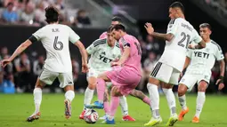 Messi adalah kasus langka seorang pemain yang masih aktif bermain tetapi namanya diabadikan sebagai nama tribun stadion oleh klubnya. (AP Photo/Lynne Sladky)