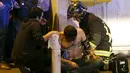Korban yang terluka mendapat pertolongan dari petugas usai aksi penembakan dan bom bunuh diri yang dilakukan teroris di Paris, Perancis, Jumat (13/11/2015). Dikabarkan ada 140 orang tewas dalam aksi teroris tersebut. (Reuters)