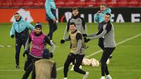 Para pemain Barcelona saat mengikuti sesi latihan tim di Old Trafford, Manchester, Inggris, Rabu 22 Februari 2023. Barcelona akan menghadapi Manchester United pada leg kedua leg kedua play-off Liga Europa. (Martin Rickett/PA via AP)