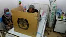 Seorang pasien menggunakan hak pilihnya di RS.Fatmawati, Jakarta Selatan, Rabu (9/4) (Liputan6.com/Andrian M Tunay)