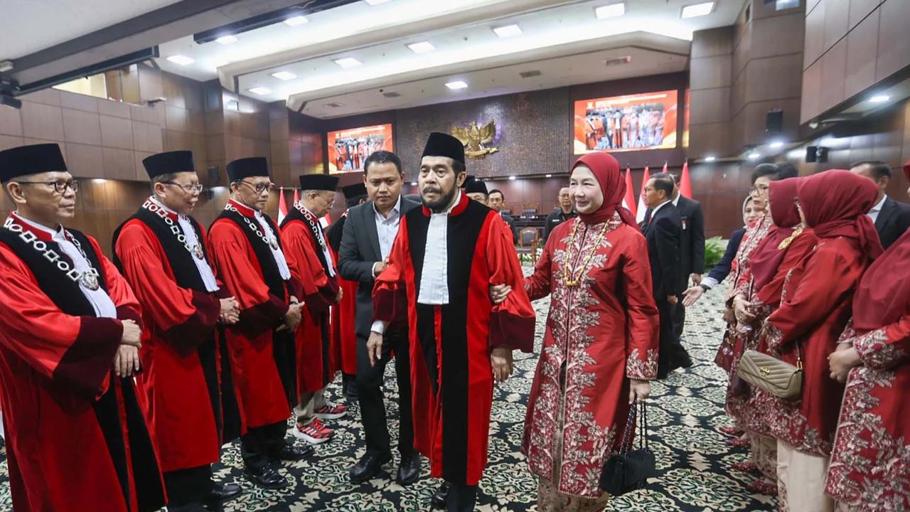 FOTO:  Detik Detik Anwar Usman Jatuh Pingsan di Gedung MK