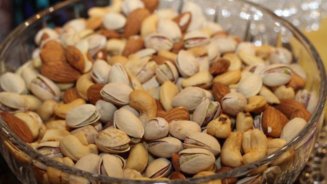 2. Kacang Almond