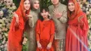 Momen lain memperlihatkan Ayu, adiknya, dan putrinya mengenakan tunik  dan long skirt warna oranye cerah. [@ayutingting92]