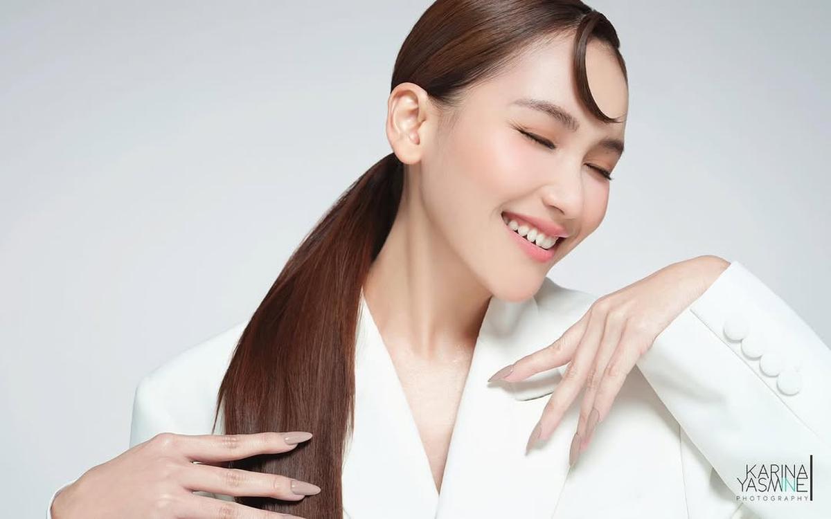 4 Potret Terbaru Ayu Ting Ting dengan Outfit Serba Putih dan Poni Bulan Sabit yang Unik
