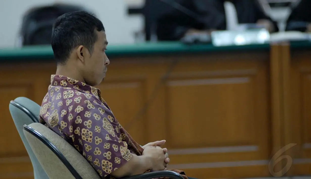 Terdakwa Hendra Saputra saat mendengarkan tuntutan yang dibacakan oleh  Jaksa Penuntut Umum  (JPU) di Pengadilan Tindak Pidan Korupsi. (23/7/14) (Liputan6.com/Miftahul Hayat)