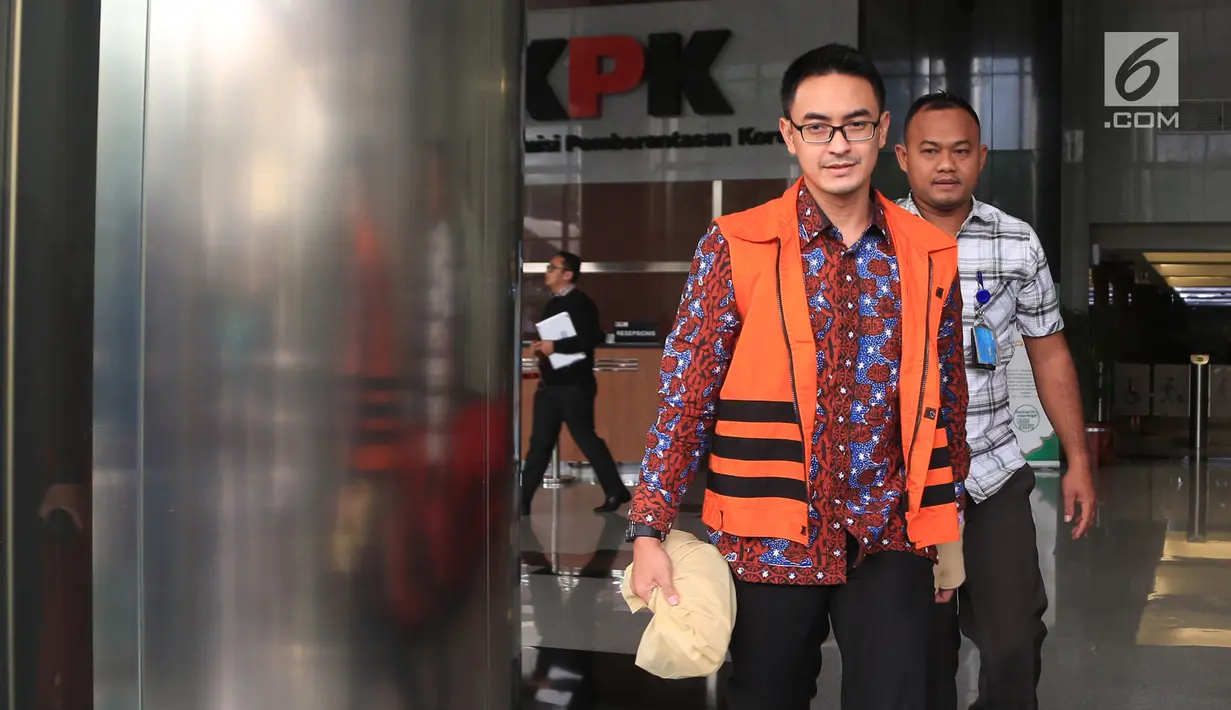 Gubernur Jambi nonaktif Zumi Zola usai menjalani pemeriksaan di Gedung KPK, Jakarta, Rabu (11/7). Zumi Zola diperiksa sebagai saksi dugaan penerimaan gratifikasi proyek-proyek Dinas PUPR Provinsi Jambi Tahun 2014-2017. (Liputan6.com/Herman Zakharia)