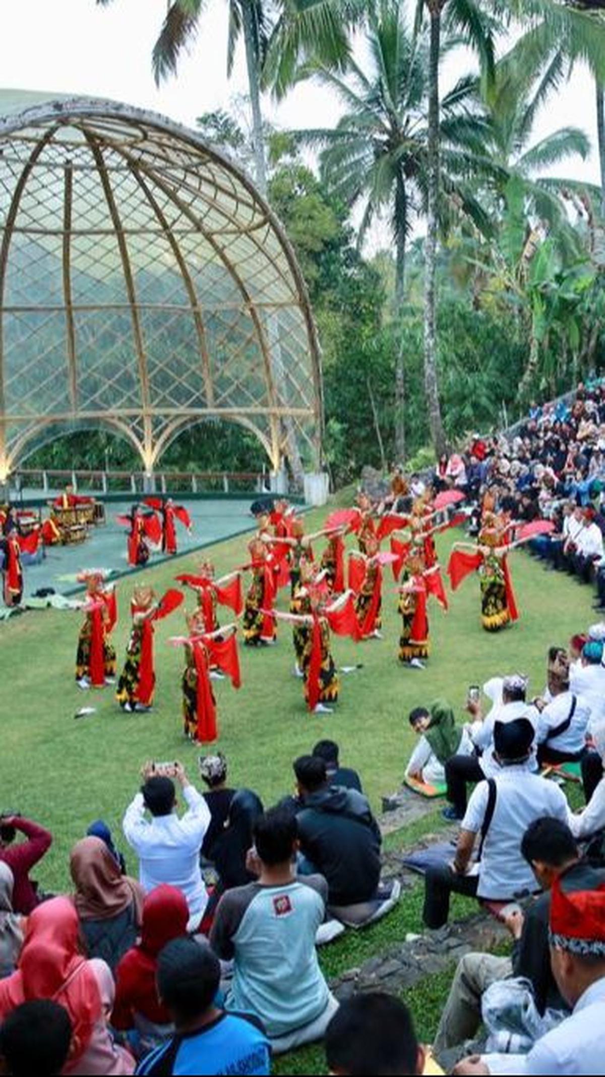 3. Sendratari Meras Gandrung pada 13 April, di Taman Gandrung Terakota.&nbsp;