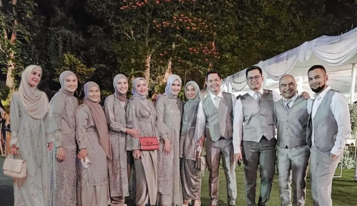 Sahrul memberikan mahar atau maskawin berupa 1 karat berlian dan 100 gram emas. Ijab kabul melibatkan paman Dine Mutiara sebagai wali nikah. “Saya terima nikahnya Dine Mutiara binti Aji Syarif dengan maskawin tersebut dibayar tunai,” Sahrul Gunawan. [Instagram/zaskiadyamecca]