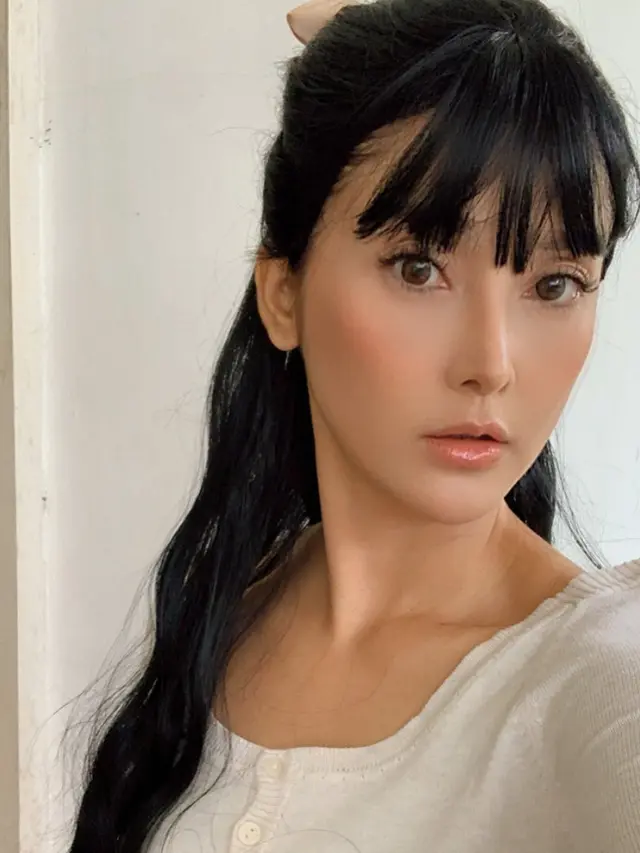 Jadi Ibu 3 Anak, Ini 7 Potret Gaya Eva Anindita Nggak Kalah dengan Anak ABG