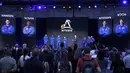 Astronot Jeremy Hansen, Victor Glover, Reid Wiseman, dan Christina Hammock Koch berdiri di atas panggung setelah dipilih untuk misi Artemis II yang akan menjelajahi Bulan selama konferensi pers yang diadakan oleh NASA dan CSA di bandara Ellington di Houston, Texas, pada bulan April 3, 2023. (AP Photo/Michael Wyke)