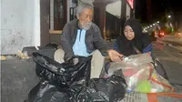 Soesilo Toer (kiri) saat sedang memulung sampah ditemani wartawan Jawa Pos Radar Kudus Noor Syafaatul Udhma di Blora baru-baru ini. (RADAR KUDUS PHOTO)