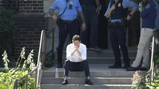 Wali Kota Minneapolis Jacob Frey duduk di tangga Sekolah Katolik Annunciation di Minneapolis, Minnesota, Amerika Serikat, usai tragedi penembakan massal, Rabu (27/8/2025).