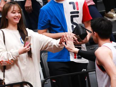 Pemain Timnas Basket Indonesia, Vincent Kosasih (kanan) menemui kekasihnya, Nita Vior yang juga seorang atlet E-Sport setelah laga pembuka Indonesia International Basketball Invitational di Indonesia Arena, Senayan, Jakarta, Rabu (02/08/2023). (Bola.com/Bagaskara Lazuardi)
