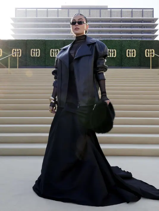 Pelantun lagu Matahariku itu memilih tampilan statement dengan oversized leather jacket berpotongan tegas.  [@agnezmo].
