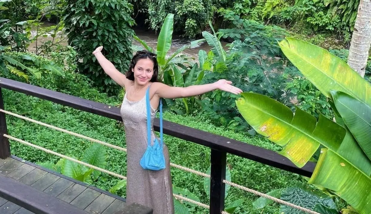 Inilah potret pemain film Tenggelamnya Kapal Van Der Wijck saat berada di tengah wisata belantara hutan. Kendati demikian Pevita Pearce selalu tampil menawan. (Liputan6.com/IG/pevitapearce)