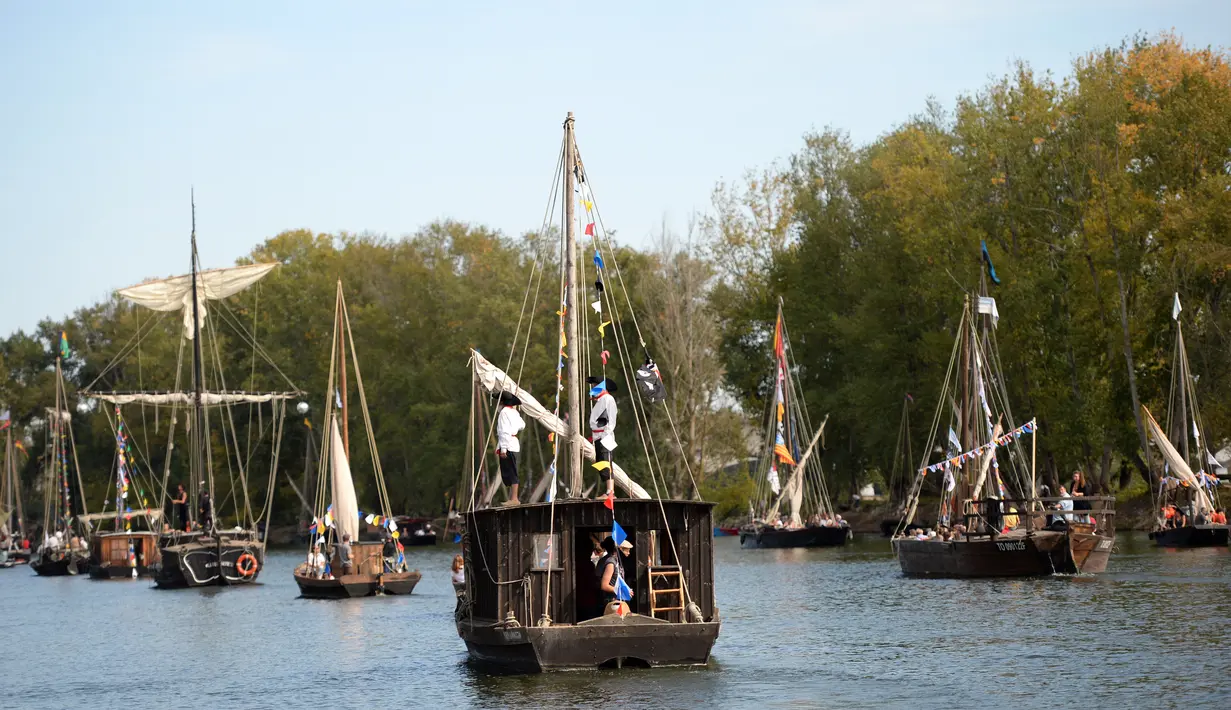 Puluhan perahu berlayar di sungai Loire saat Festival Loire di Orleans, Prancis (24/9). Dalam festival ini puluhan hingga ratusan perahu berkumpul di sungai Loire. (AFP Photo/Guillaume Souvant)