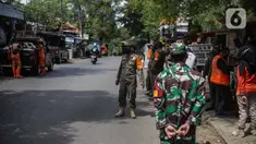 Petugas saat razia masker di kawasan Karang Tengah Lebak Bulus, Jakarta, Selasa (24/11/2020). Pemerintah Provinsi (Pemprov) DKI Jakarta mencatat, total denda pelanggaran protokol kesehatan mencapai Rp 4,9 miliar. (Liputan6.com/Faizal Fanani)