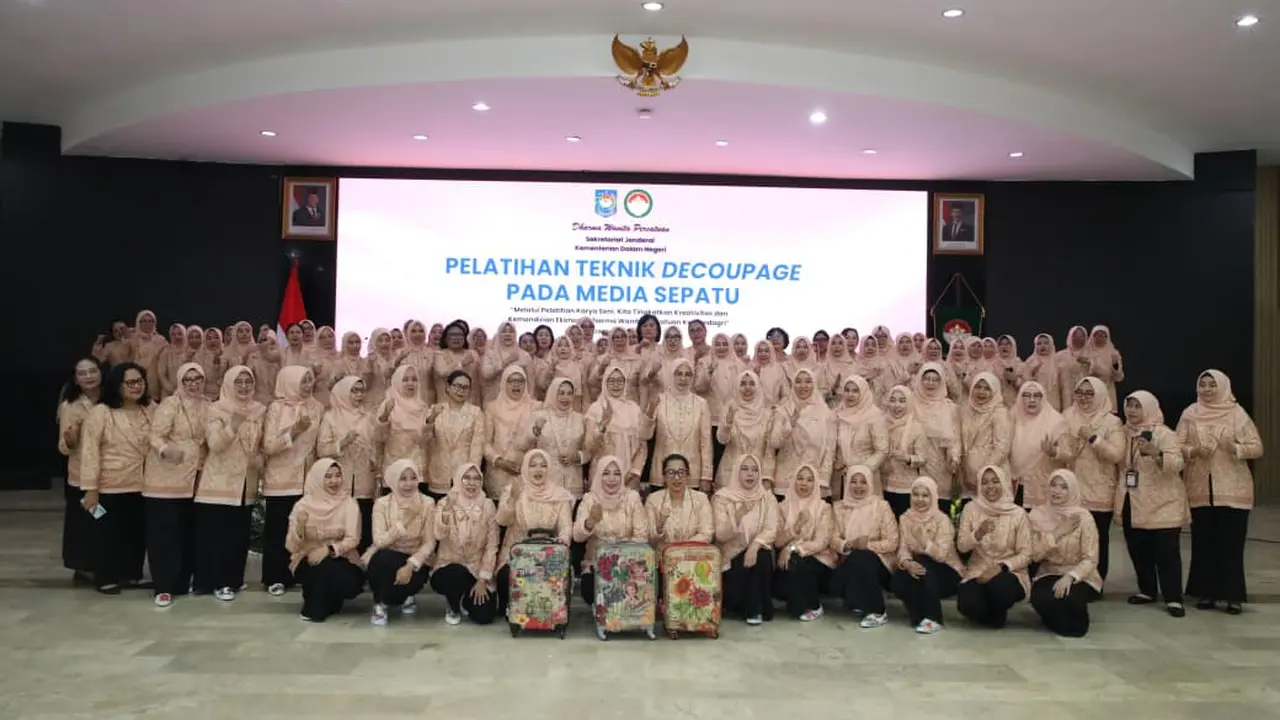 Pelatihan teknik decoupage pada media sepatu bertema "Melalui Pelatihan Karya Seni, Kita Tingkatkan Kreativitas dan Kemandirian Ekonomi DWP Kemendagri" di Kampus Institut Pemerintahan Dalam Negeri (IPDN) Cilandak, Jakarta, Kamis (23/7/2026) (Istimewa)