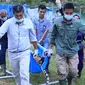 Petugas BKSDA Jambi dan dokter hewan menggotong Harimau Sumatera yang mati. (Liputan6.com/BKSDA Jambi)