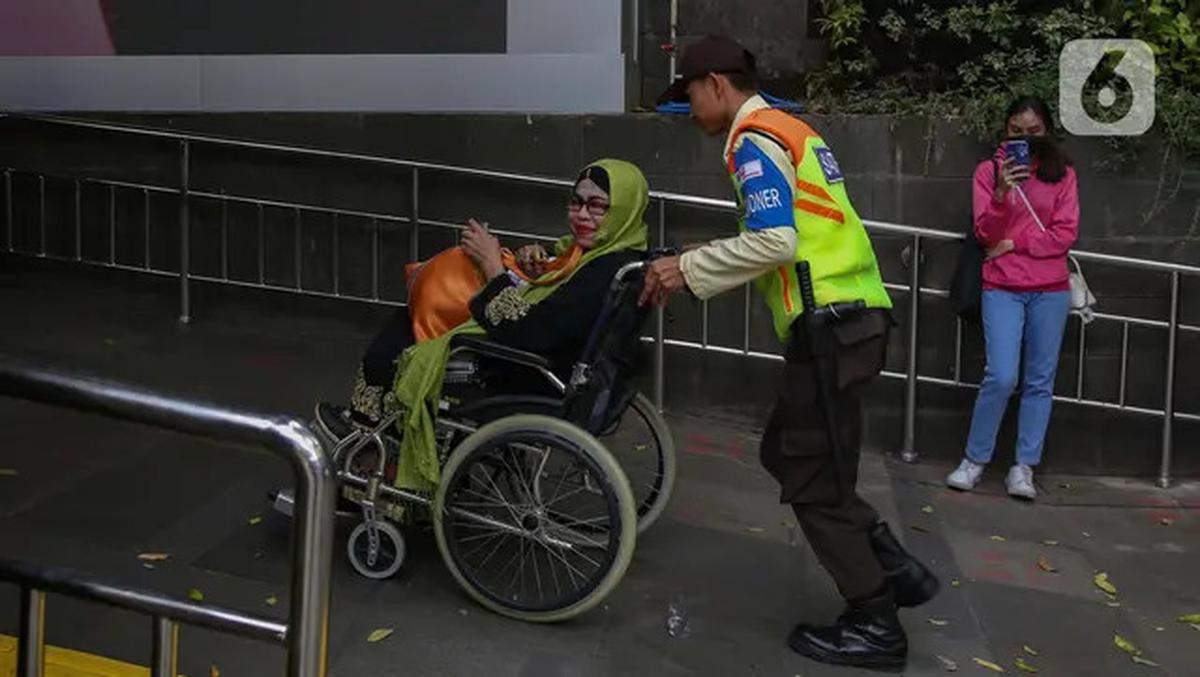 Kesigapan Petugas KAI Commuter Line Layani Calon Penumpang Lanjut Usia