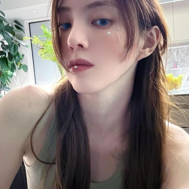 Glam Minimalist Look