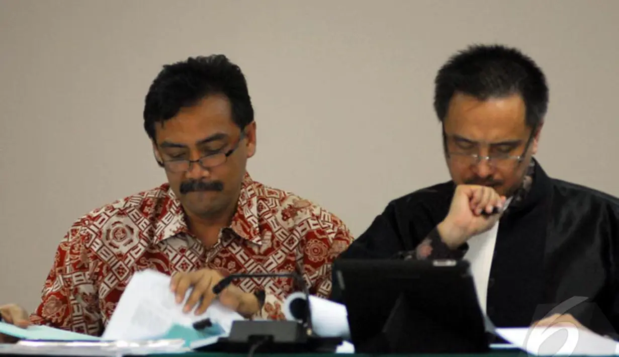 Andi Mallarangeng mendengarkan keterangan saksi yang dihadirkan dalam persidangan di Pengadilan Tipikor, Jakarta, Senin (5/5/2014) (Liputan6.com/Miftahul Hayat).