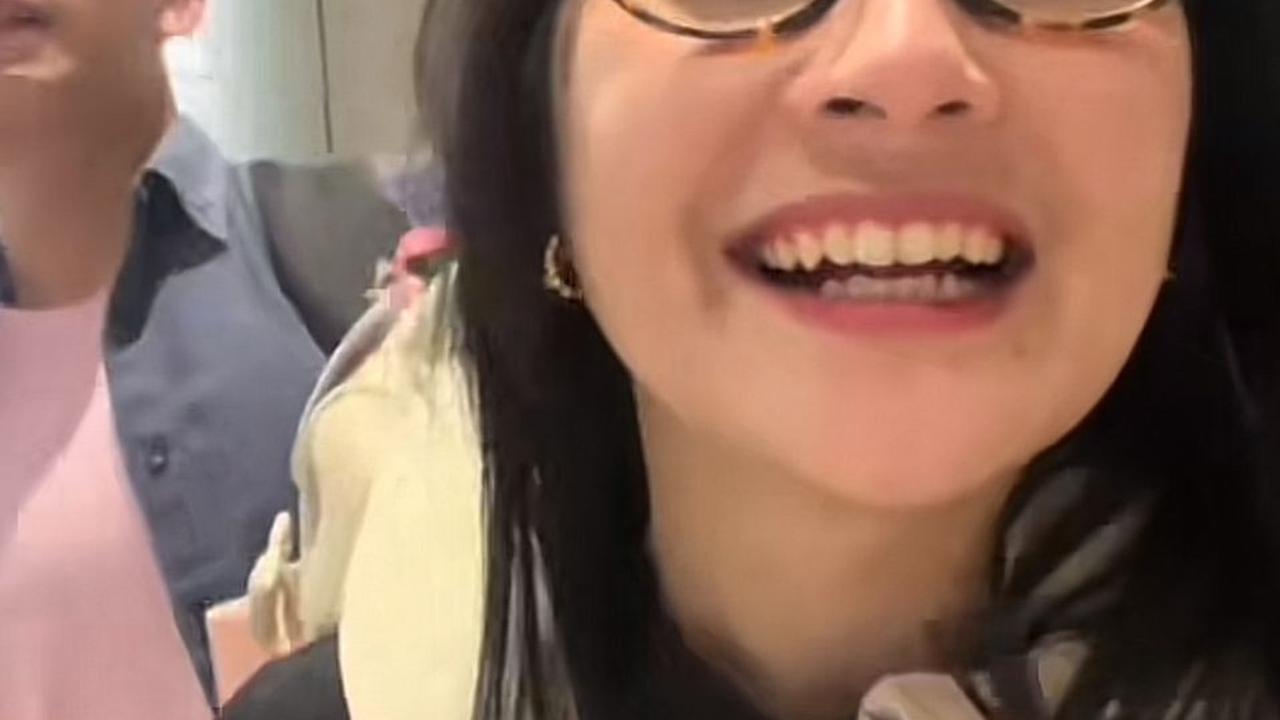 Keseruan Prilly dan Omara Saat Liburan, Rebutan Bawa Tas yang Bikin Gemas