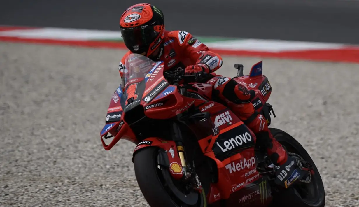 <p>Francesco Bagnaia mengasapi Luca Marini (Mooney VR46 Racing) dan Fabio Quartararo (Yamaha Monster Energy) yang tepat berada di belakangnya. Namun, Marquez hanya mengisi posisi ke-13. (Filippo MONTEFORTE/AFP)</p>