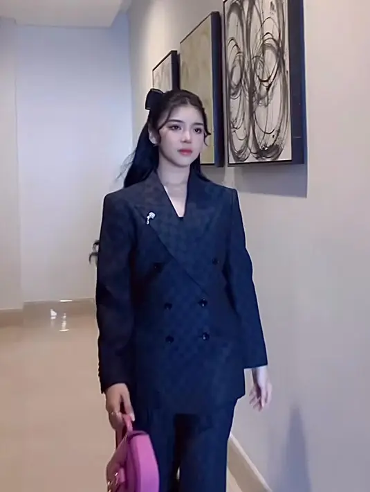 Berpose bersama, Tiara Andini memancarkan pesona manis dan elegan bak girl boss mengenakan setelan jas hitam. Penampilan girl boss-nya dipermanis dengan pita hitam sebagai aksesori dan mini hand bag warna pink cerah. [@tiaraandini].