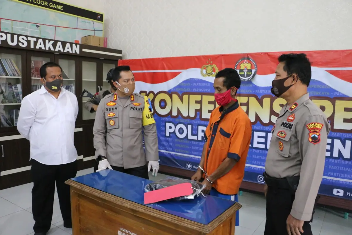 Seorang suami tega menganiaya istrinya gara-gara rebutan ponsel yang sedang digunakan untuk belajar online anaknya. (Foto: Liputan6.com/Humas Polres Kebumen)