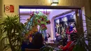 Anggota komunitas Tionghoa di Meksiko menampilkan tarian naga tradisional (liong) di sebuah restoran Tiongkok menyambut Tahun Baru Imlek di Mexico City, pada 31 Januari 2022. Tahun Baru Imlek 2022 menandai dimulainya tahun Shio Macan Air. (PEDRO PARDO / AFP)