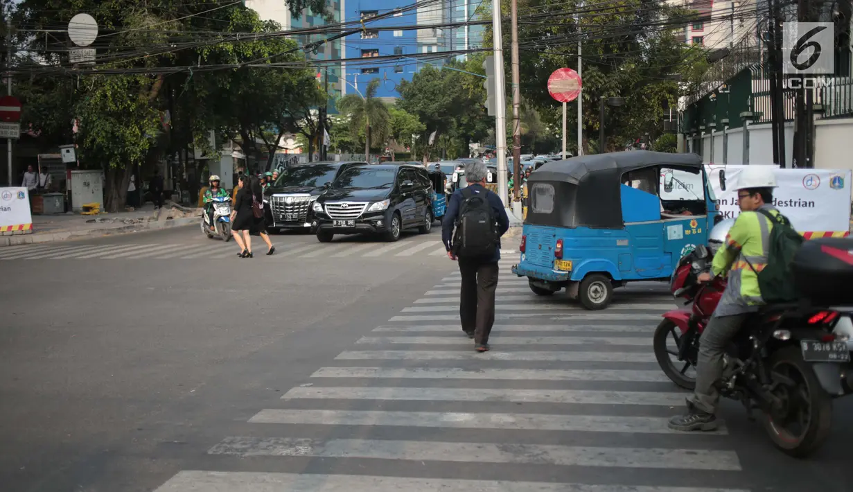 Pejalan kaki melintas di Jalan H. Agus Salim, Menteng, Jakarta, Kamis (4/10). Pada 8-22 Oktober 2018 mendatang Jalan KH Wahid Hasyim dan Jalan H Agus Salim akan diberlakukan uji coba Sistem Satu Arah (SSA). (Liputan6.com/Faizal Fanani)