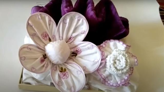 Cara membuat hantaran pernikahan dari mukena berbentuk bunga