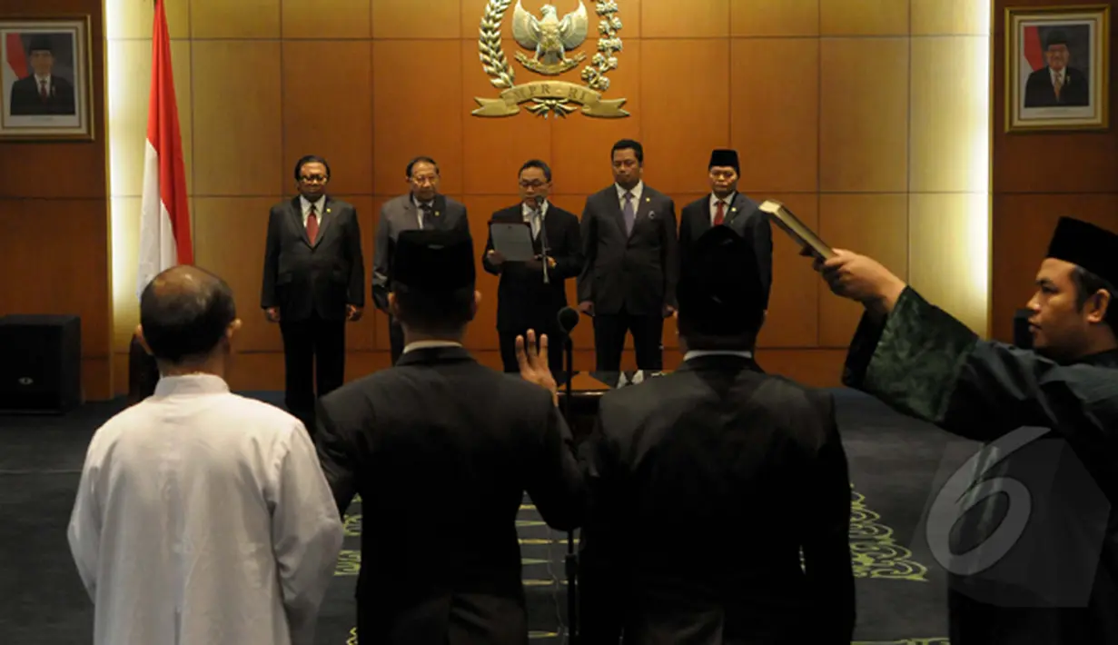 Ketua MPR RI Zulkifli Hasan didampingi wakilnya membacakan sumpah saat melantik anggota MPR baru, Jakarta, Kamis (22/1/2015). (Liputan6.com/Andrian M Tunay)