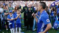 Kapten tim Chelsea John Terry memberikan testimoni usai pertandingan melawan Sunderland di Stamford Bridge, Inggris, Minggu (21/5). Pertandingan ini menjadi pertandingan terakhir John Terry atas debutnya di The Blues (AP Photo/ Frank Augstein)