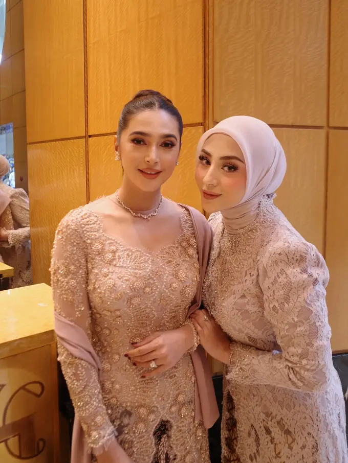 Kompak Bak Kakak Adik, Gaya Nabila Syakieb dan Sang Adik Ipar Margin Wieheerm Berkebaya Blush Pink di Pernikahan Tengku Nadira