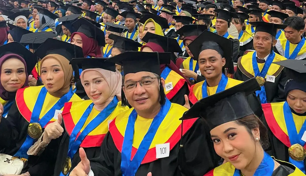 Pasha Ungu dan Adelia Pasha wisuda bareng. [Foto: Instagram/pashaungu_vm]