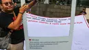Warga memegang pigura saat aksi penandatanganan spanduk dukungan di CFD Jalan MH Thamrin, Jakarta, Minggu (25/9). Aksi tersebut juga mengajak masyarakat untuk bijak menggunakan media sosial. (Liputan6.com/Fery Pradolo)