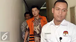 Andrew Hidayat hadir menjalani sidang di Tipikor, Jakarta, Senin (29/6/2015). Andrew dikenakan Pasal 5 ayat 1 huruf b atau Pasal 13 UU Pemberantasan Tindak Pidana Korupsi  Pasal 64 ayat 1 KUH Pidana  dalam kasus dugaan suap. (Liputan6.com/Helmi Afandi)