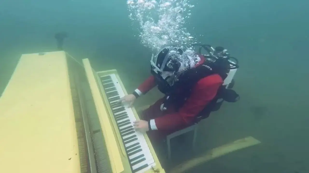 Main Piano di Dalam Air