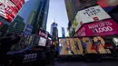 Tanda 2022 yang akan menyala di atas sebuah gedung pada Malam Tahun Baru ditampilkan di Times Square, New York, Senin (20/12/2021). Rencana perayaan tahun baru di Times Square New York terancam batal menyusul merebaknya varian Omicron pada pandemi Covid-19 akhir tahun ini. (AP Photo/Seth Wenig)