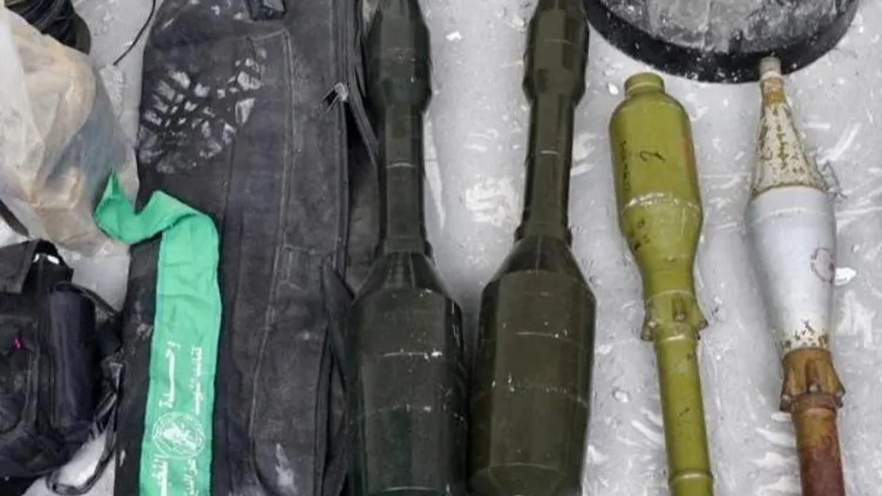 Sementara serangan udara Israel ke Gaza selama sebulan terakhir telah menewaskan lebih dari 10.000 warga Palestina, 40 persen di antaranya anak-anak, menurut hitungan pejabat kesehatan di Gaza.<br>