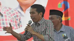 Setibanya di lokasi, sekitar pukul 10.30 WIB, Jokowi dengan mengenakan kemeja kotak-kotak bergegas naik ke panggung, Madiun, Jawa Timur, Sabtu (28/6/2014) (Liputan6.com/Herman Zakharia)
