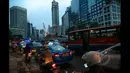 Salah satu titik kepadatan arus lalu lintas terjadi di Jalan Jenderal Sudirman, Jakarta, Senin (26/1/2015). (Liputan6.com/Faizal Fanani)