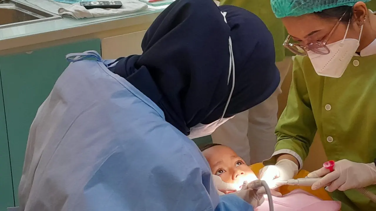 Anak jalani scalling di dokter gigi. (Foto: Liputan6.com/Benedikta Desideria)