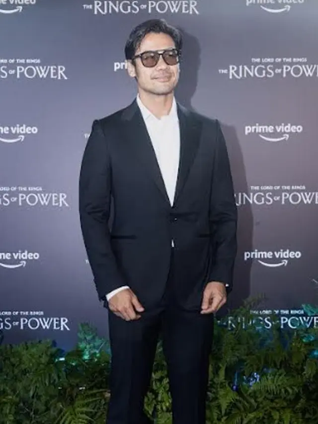 Chicco Jerikho,terlihat di acara gala premier hanya seorang diri, tanpa ditemani istri dan anak. Ia tampil elegan dengan jas dan celana berwarna hitam dipadu dengan kemeja putih. (Foto: Prime Video)