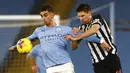 Penyerang Manchester City, Ferran Torres, berebut bola dengan pemain Newcastle United, Federico Fernandez, pada laga Liga Inggris di Stadion Etihad, Sabtu (26/12/2020). City menang dengan skor 2-0.  (Jason Cairnduff/Pool via AP)